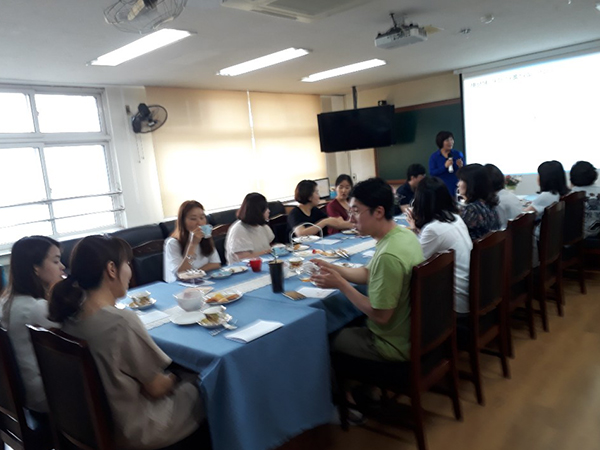 교직원들끼리의 토론 사진