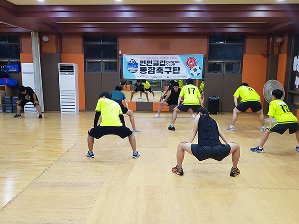 단체 스트레칭 수업 사진