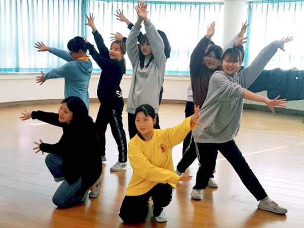 아이들이 단체로 안무연습을 하는 사진