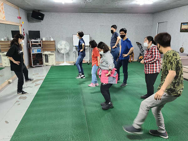 댄스 강사에게 춤을 배우는 사진