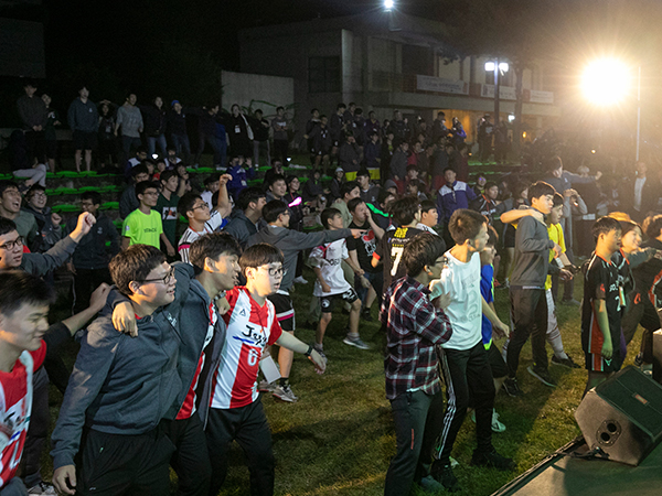 단체 어깨동무 사진