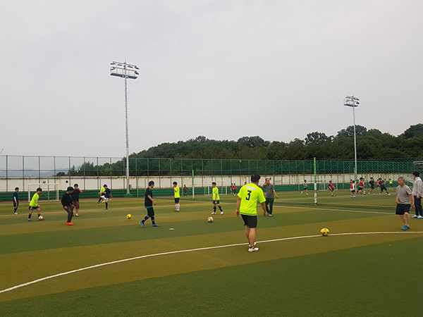 축구 경기 하는 사진
