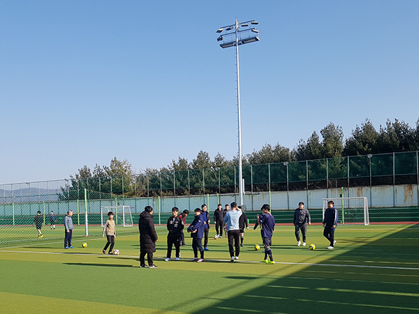 축구 경기 시작 전 경기장에 모여 있는 사진