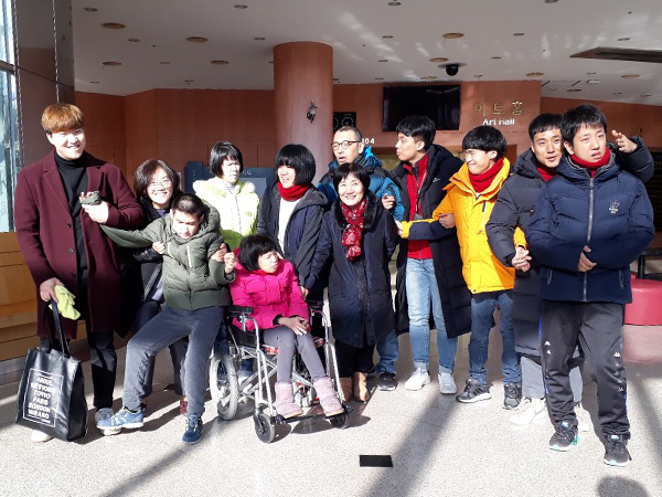 단체 공연 관람 후 기념 사진