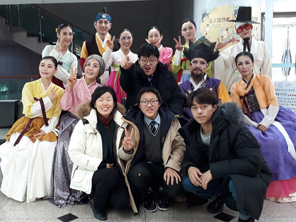 공연 관람 후 배우들과 함께 찍은 사진